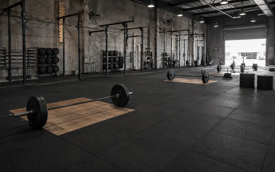 Heavy-duty rubber drop-zone flooring in a UAE CrossFit box