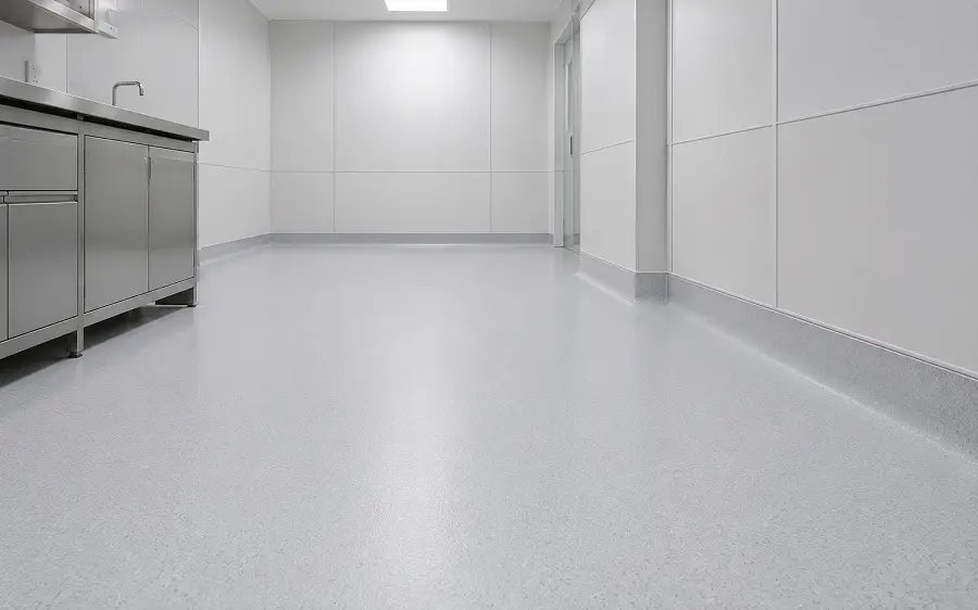 Operating theatre flooring with seamless heat-welded homogeneous vinyl in a UAE hospital